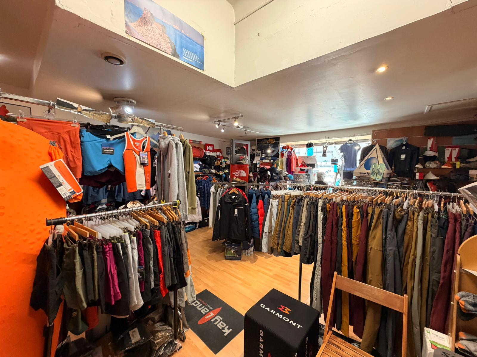 Rayon textile et équipement outdoor en boutique